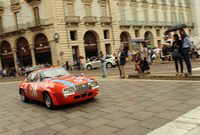 トリノの王宮前を疾走する「ランチア・フルヴィア スポルト」。