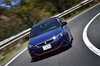 足まわりは専用の仕立て。サスペンションのスプリングやクロスメンバーの剛性が強化されている。