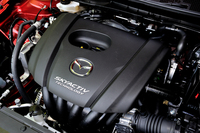 1.3リッター直4ガソリンエンジンは従来どおり、ミラーサイクル（吸気バルブを閉じるタイミングを遅くして膨張比を大きくする）を採用しており、圧縮比は12.0に設定されている。92psと12.3kgmを発生。