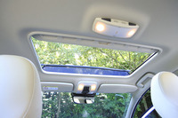 オプションの電動ガラスサンルーフ。前席の頭上に広がる。
    