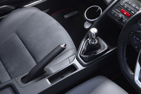 チタンシフトノブ（写真中央）は、レッドステッチ入りのシフトブーツとセット（2万5380円）で提供される。