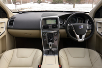 内外装のデザインについては、従来モデルから大きな変更はなし。テスト車にはシートヒーターに加え、オプションのステアリングホイールヒーターも装備されており、とても重宝した。
    