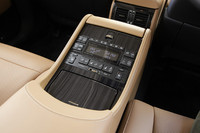 後席中央のセンターコンソールには、オーディオや空調、パワーシート、シートに内蔵された冷暖房機能などのスイッチがずらり。試乗車のインテリアパネルには、「縞杢（しまもく）」と呼ばれる木目素材が用いられていた。