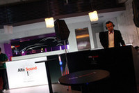 パーティ会場のDJブースには、コンパイルを手がけた松浦俊夫氏の姿も。