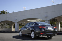 【“バージョンL”のオプション装備】プリクラッシュセーフティシステム＋レーダークルーズコントロール＋ナイトビュー＋ヘッドアップディスプレイ＝59万8500円／LEDヘッドランプ＋ヘッドランプクリーナー＝15万2250円／クリアランスソナー＝5万2500円／ステアリングヒーター＝1万500円／“マークレビンソン”プレミアムサウンドサラウンドシステム＝28万350円／パワートランクリッド＝5万7750円