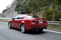 【スペック】アテンザセダンXD：全長×全幅×全高＝4860×1840×1450mm／ホイールベース＝2830mm／車重＝1490kg／駆動方式＝FF／2.2リッター直4DOHC16バルブ ディーゼルターボ（175ps/4500rpm 42.8kgm/2000rpm）／燃費＝22.4km/リッター（JC08モード）／価格＝302万6000円（テスト車＝328万3250円／スマート・シティ・ブレーキ・サポート＆AT誤発進抑制制御＋リア・ビークル・モニタリングシステム＋スマート・ブレーキ・サポート＆マツダ・レーダー・クルーズ・コントロール＝15万2250円／ハイビーム・コントロール・システム＋レーン・デパーチャー・ワーニング・システム＝5万2500円／ボディーカラー＜ソウルレッドプレミアムメタリック＞＝5万2500円）