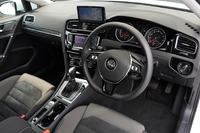 カーナビはセンターパネルのモニターに表示されるのではなく、独立したユニットのものがディーラーオプション（8万5050円）として用意される。