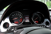 10ps向上して「LP560-2」を名乗るが、カタログの加速データは「LP550-2」と変わらない。0-100km/h：3.9秒にとどまる。