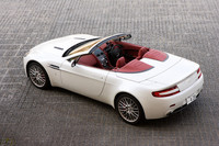 「ロードスター」のルーフはファブリック製。開閉時間は18秒で、50km/hまでなら走行中でも操作ができる。