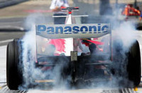 トヨタ陣営は引き続き苦しい戦いを強いられた。リカルド・ゾンタ（写真）は、13番グリッドからスタートし、途中ギアボックスにトラブルが起き35周でリタイア。オリヴィエ・パニスは予選8番手と好位置につけながらスタートで失敗し、結局14位でレースを終えた。ちなみに写真は、滑りやすいピットレーンのコンクリート部分に、タイヤのゴムを擦り付けているところ。ピットインの際うまく止まれるようにするための工夫だ。（写真＝トヨタ自動車）