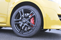 ホイールは、黒い18インチ（写真）が標準。銀×黒の19インチも12万円のオプションで選べる。ブレンボ製の赤いフロントブレーキキャリパーも、「ルノースポール」ならではの装備だ。