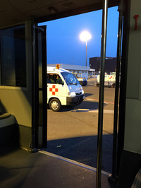 夜、フィレンツェ空港の構内バスから、「ピアッジョ・ポーター」をのぞむ。