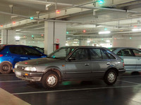 【写真14】ローヌ・アルプ県のスーパー駐車場で夜、ヘッドライトのかなたに姿を突如現した「マツダ323」（日本の6代目「ファミリア」）。