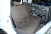 ベーシックグレード「G」のリアシート（写真）は、スライドはできないが15段階のリクライニングが可能。上級の「X」、ターボの「T」のリアシートは、左右分割でそれぞれ160mmの前後スライドと6段階のリクライニングができる。