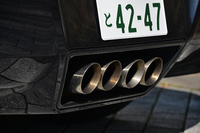 マフラーエンドは4本出し。車体中央下部に、開口部がズラリと並ぶ。
    