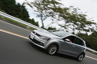 ワインディングを駆け上がる「ポロGTI」。足まわりは「XDS」と専用スポーツサスペンションで武装、車体を安定させる「ESP」は標準で備わる。