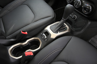 トランスミッションはFFモデルが6段デュアルクラッチ式AT、4WDモデルがトルコン式9段ATとなる。