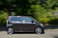 「ワゴンR 20周年記念車」はその名の通り、「ワゴンR」が1993年のデビューから20年を迎えるのを記念して発売されたモデル。ディスチャージヘッドランプ、カラードドアハンドル、15インチアルミホイールなどの特別装備が施される。