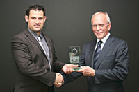 写真は、フォルクスワーゲンの受賞シーン。