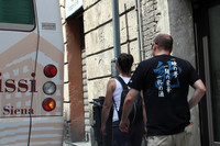 【写真2】シエナにて。上杉謙信の辞世の句Tシャツ。