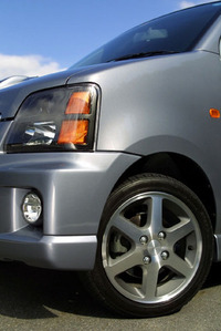 RR-SWTは、14インチの6本スポークアルミホイールに、ブリヂストン「ポテンザRE88」（155/55R14インチ）を履く。ヘッドランプは、ロービームがディスチャージ、ハイビームはマルチリフレクターを採用。バンパー埋め込み式のフォグランプも標準装備。
	 