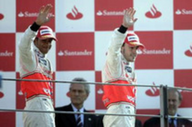 他を寄せつけないペースで圧勝したマクラーレン。好調フェルナンド・アロンソ（右）が今季4勝目をあげ、2位でゴールしたルイス・ハミルトン（左）の3点差に迫った。（写真＝Mercedes Benz）
