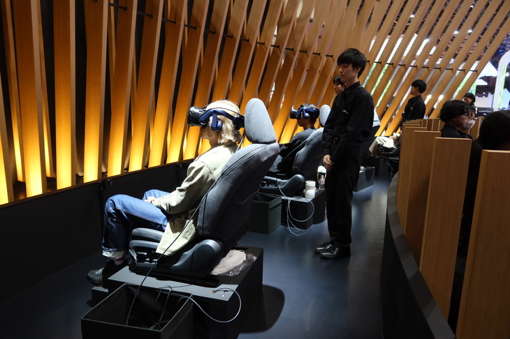 VRによる次世代レクサスの運転体験コーナー