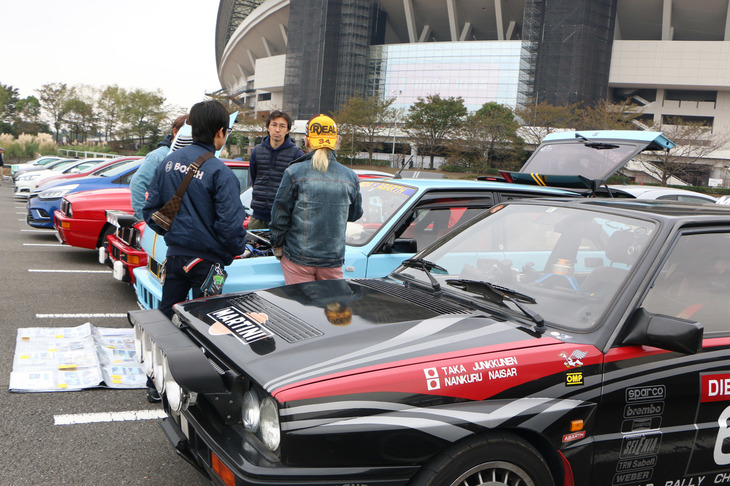 オーナー同士の交流もイベントの楽しみ。こちらでは「ランチア・デルタ」のオーナーたちが愛車談義の真っ最中。同様に、会場のあちこちでクルマ談議に花が咲いていた。