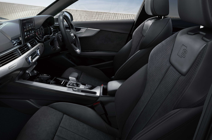 「A4／A4アバント ブラックスタイルプラス」のインテリア。「Sラインプラスパッケージ」が標準で装備される。