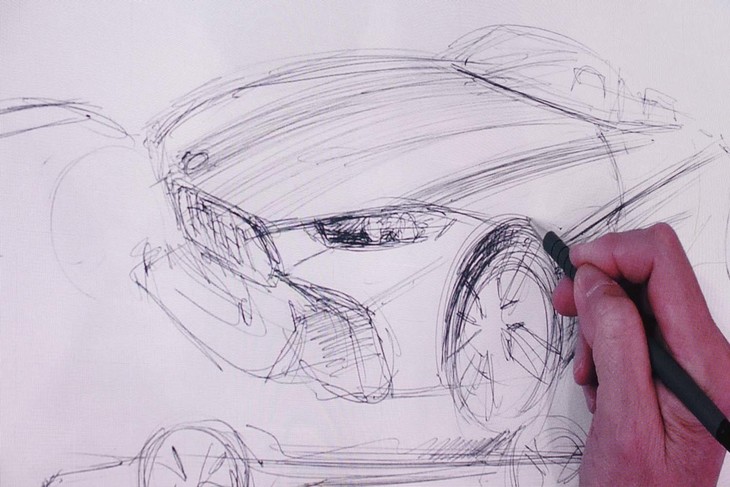 アイデアを出す時は、紙とペンを使うという永島氏。反対に今のデザイナーは、最初からコンピューターを使用して描くので、紙とペンが使えないという。