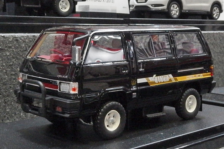 ハイ・ストーリーの「三菱デリカスターワゴン4WD GLXエクシード」。こちらもカラーバリエーション（黒・緑・銀）をそろえ、9800円で2017年11月発売予定。