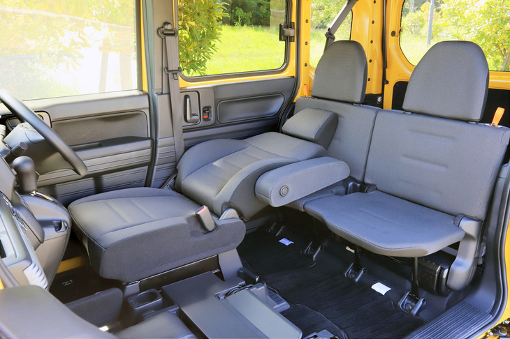 運転席のシートバックは、ほぼ水平まで倒すことが可能。また、ショルダー部とヘッドレストもほぼフラットになる。「N-BOX」のプラットフォームを活用しながら、センタータンクレイアウトを採用することによって荷室を低床化し、高さのある荷物の積載にも対応できる空間を目指した。