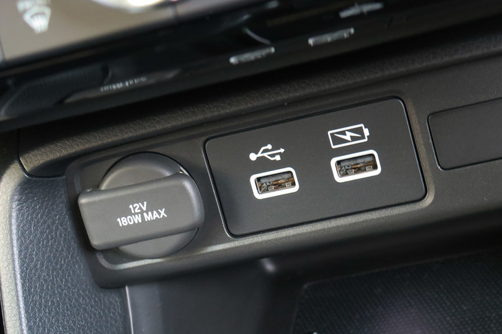 ホンダ・シビックEX（USB電源とシガーソケット）