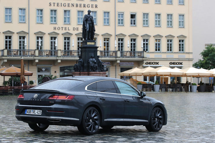 なだらかに下降するルーフラインがクーペのようなシルエットを形成。リアセクションにはトランクリッドではなく、大きく開くハッチゲートが備わる。