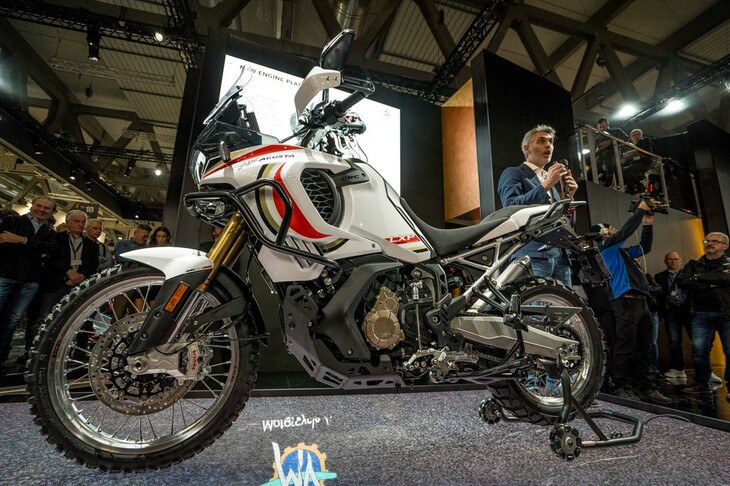 MVアグスタが専用に開発した並列3気筒エンジンを搭載した「LXPオリオリ」は、1990年にカジバのファクトリーチームからパリダカールラリーに参戦し優勝を果たした、エディ・オリオリのシグネチャーモデルだ。MVアグスタと中国のQJモーターは、2021年のEICMAで「Lucky Explorer Project」と題した2台のアドベンチャーモデルのコンセプトを発表している。LXPオリオリのベースは、このコンセプトモデルの市販化された一台「LXP」がベースだ。