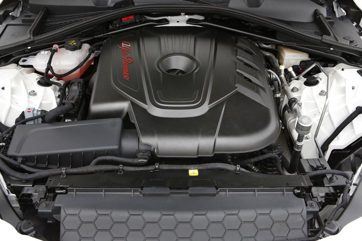 新開発の2.2リッター直4ディーゼルエンジン。最高出力が150psの仕様と180psの仕様が用意される。最大トルクはともにMT仕様が38.8kgm、AT仕様が45.9kgm。