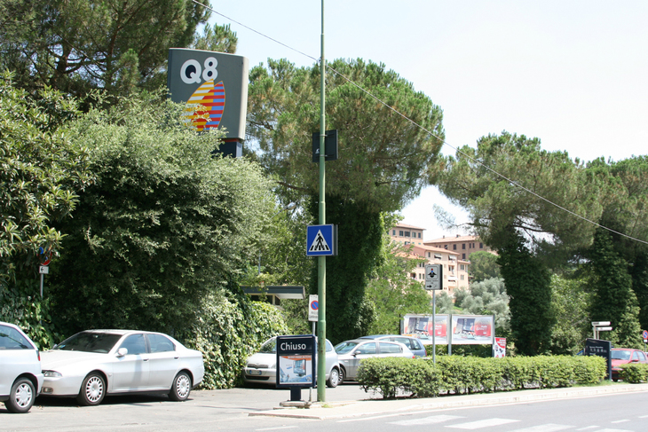 スタンドが廃業すると、待ってましたとばかりに、人々が駐車場代わりに使い始める。2008年7月撮影。