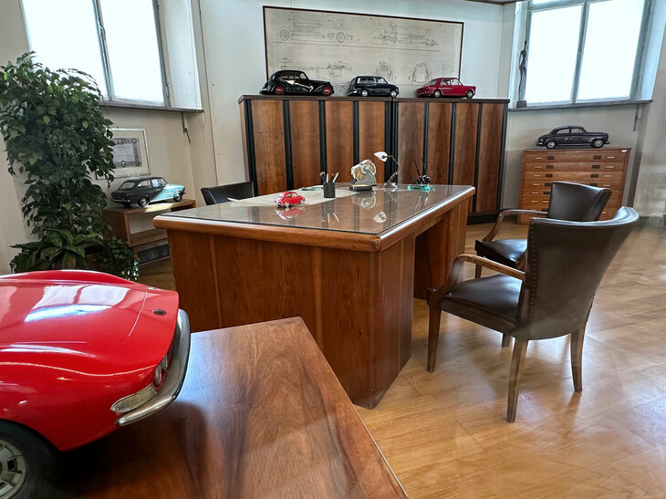 フィアット歴史資料館（チェントロ・ストリコ・フィアット）にあるダンテ・ジアコーザの執務室の再現。出身大学（彼の場合はトリノ工科大学）の卒業証書を掲げるのは、イタリアの役員室にたびたびみられる習慣である。