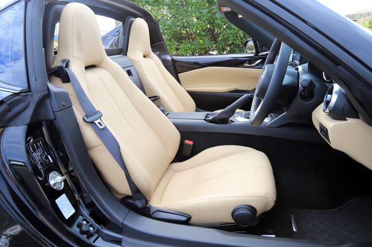 「ロードスターRF VS」に装備された本革シート。同グレードでは9つのスピーカーからなるBOSEサウンドシステムが標準装備となるが、今回の試乗車では6スピーカーのオーディオシステムに変更されていた。