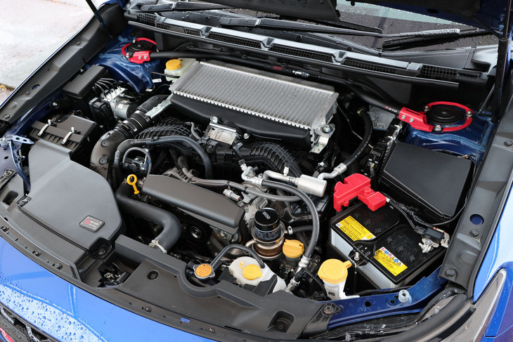 2.4リッター水平対向4気筒ターボエンジンは、ノーマルモデル比で25PS増しの最高出力300PSを発生。「数値ではなく、アクセル操作に対して極めてリニアなレスポンスを求めた」と、STI開発副本部長の高津益夫氏はコメントしている。