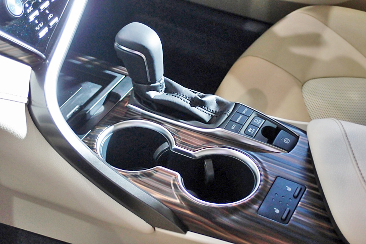 カムリG“レザーパッケージ”（シフトレバー周辺部）
