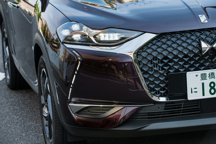 上級グレードに備わるLEDヘッドランプ。外側の3つのランプがロービーム、内側の四角いランプが、15個のLEDによって構成されるハイビームとなる。