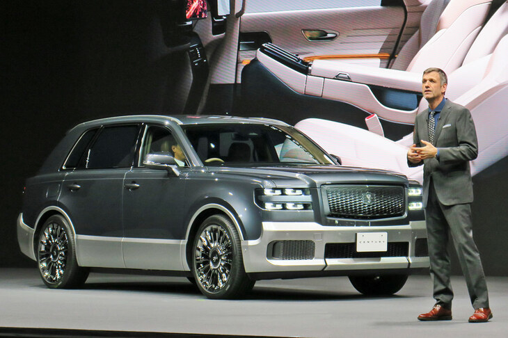 新型「トヨタ・センチュリー」と、このクルマの特徴を説明するトヨタ自動車のサイモン・ハンフリーズ氏。同車のデビュー後も、既存のモデルは「センチュリー（セダン）」として併売される。