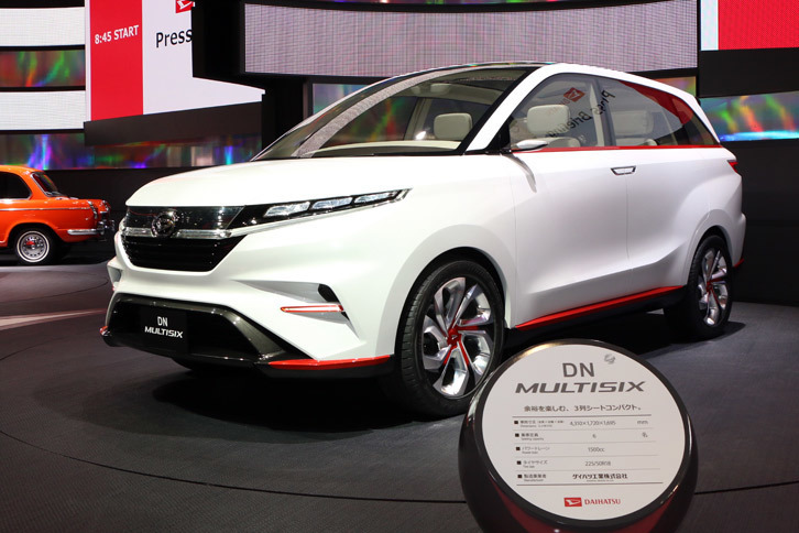 コンパクトミニバンの「DNマルチシックス」は、日本人はもちろん、海外の訪問者からも大いに注目されていた。