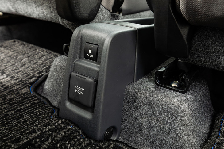 後席の足もとには100V／1500Wのコンセントを装備。スズキの軽自動車としては、トヨタやダイハツと共同開発した「eエブリイ」に続いての採用となる。