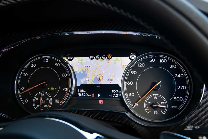 メーターパネルは機械式メーターと液晶パネルのコンビ。カーナビの地図も表示できる。