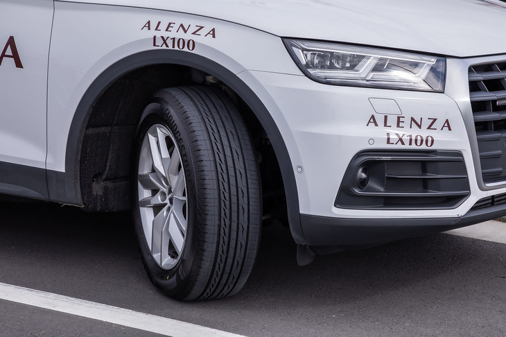 ホワイトのボディーカラーをまとった「アウディQ5」。235/60R18サイズの「アレンザLX100」が装着されていた。