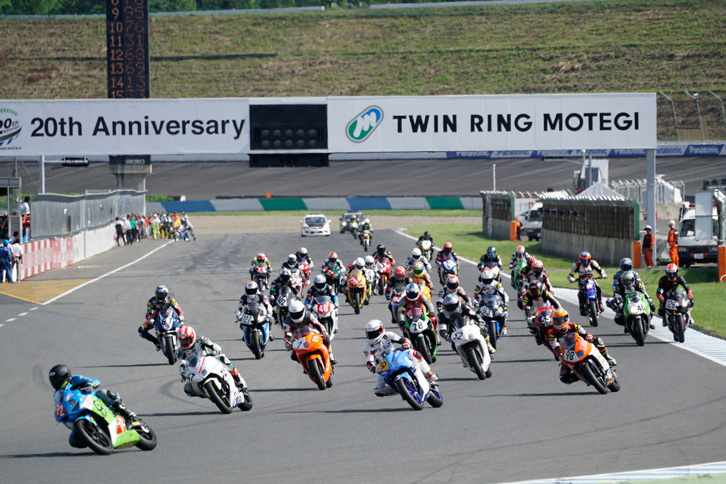 スタートは、四輪の世界ではすっかり見なくなった、ルマン式。11時間の長いレースの始まりだ！