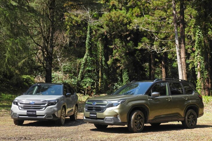 「スバル・フォレスター プレミアムS：HEV EX」（写真向かって左）と「フォレスターX-BREAK S：HEV EX」（同右）。