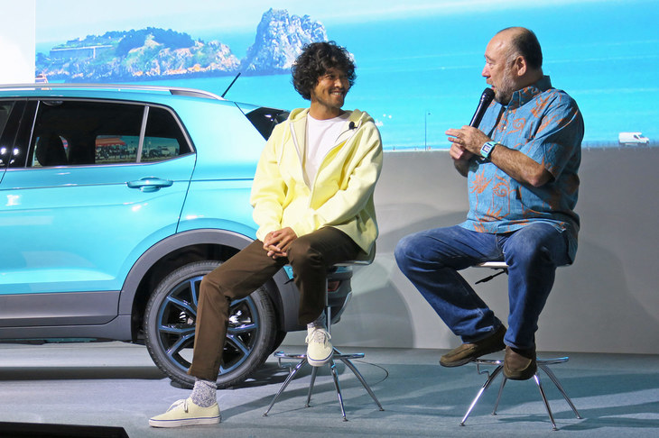 発表会ではモデルの三浦理志さんとラジオパーソナリティーのジョージ・カックルさんによるトークショーも開催。「Tクロス」は、ふたり共通の趣味であるサーフィンにも好適なクルマとのこと。